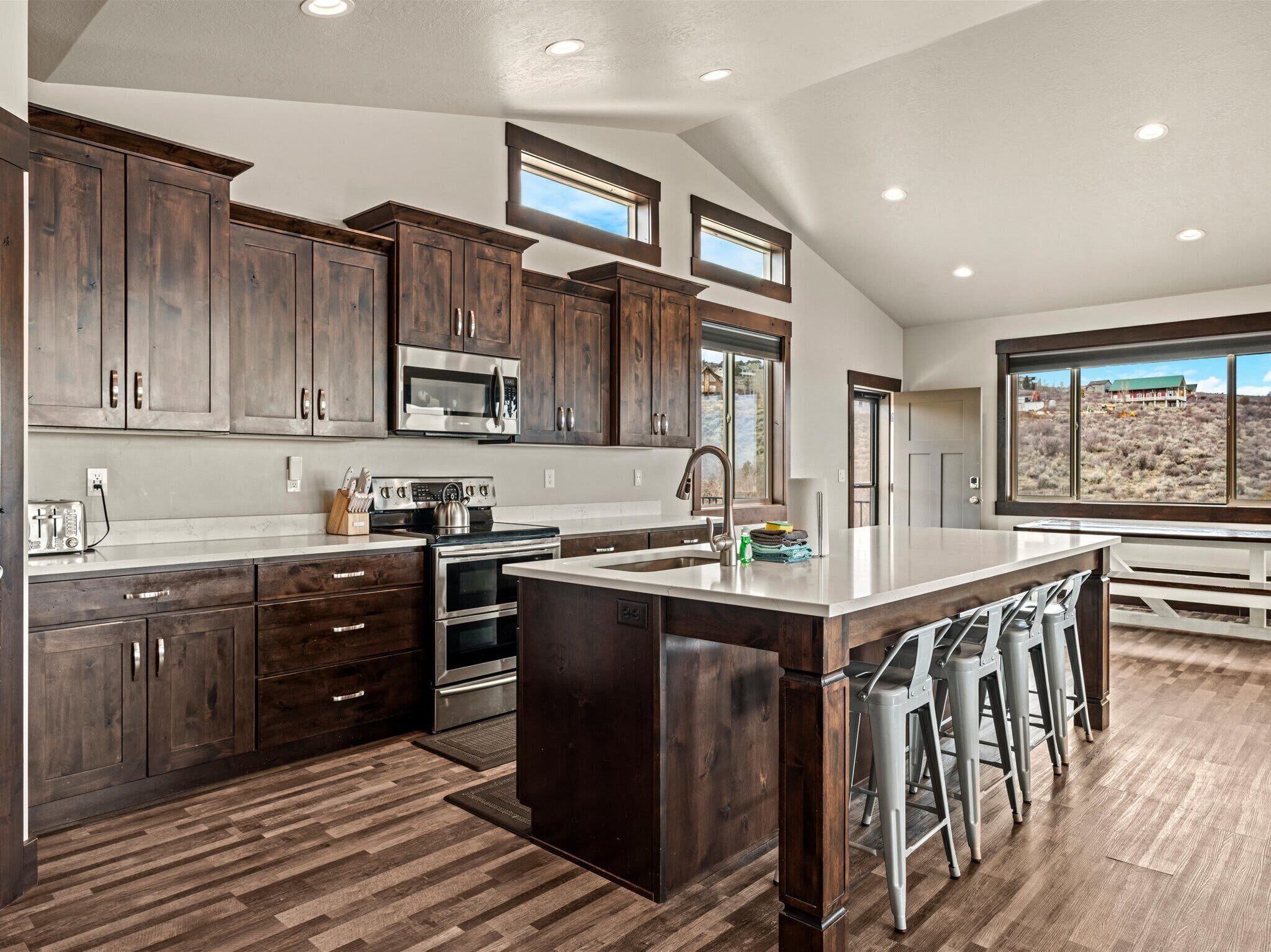 Refrigerador, microondas, horno y parrilla de estufa 