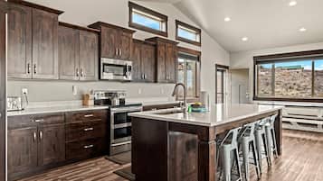 Refrigerador, microondas, horno y parrilla de estufa