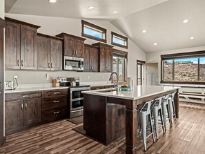 Réfrigérateur, four à micro-ondes, un four, surface de cuisson