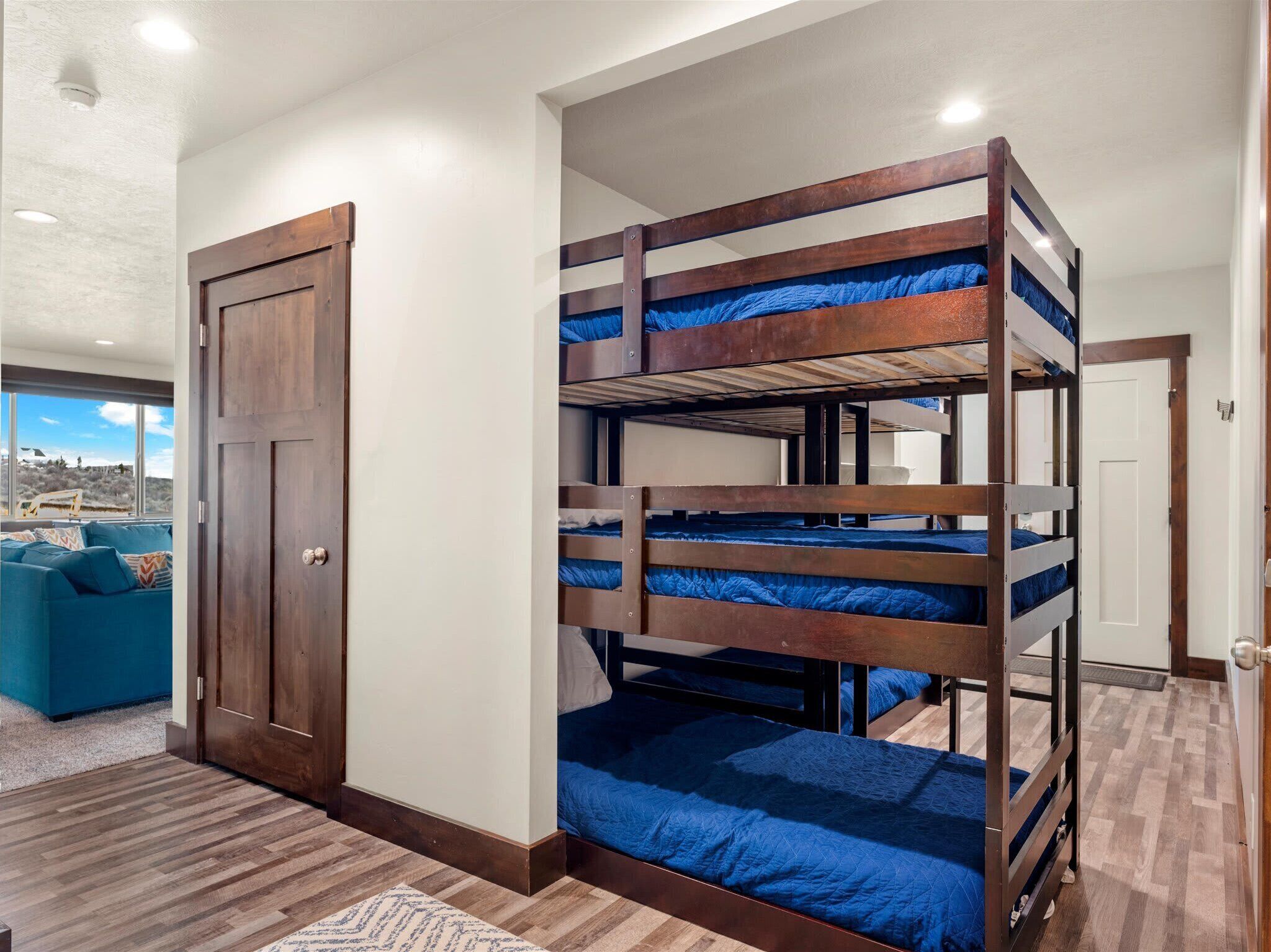 5 bedrooms, iron/ironing board, WiFi, bed sheets