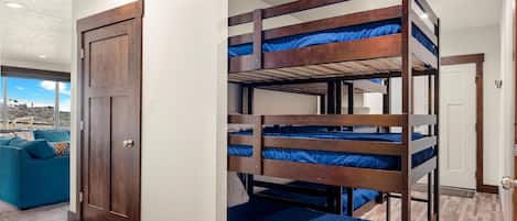 5 bedrooms, iron/ironing board, WiFi, bed sheets