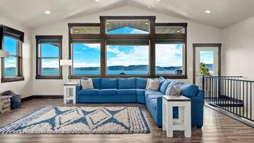 Een smart-tv, een open haard, videogames en een dvd-speler