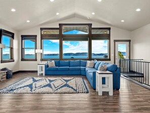 Téléviseur connecté, foyer, jeux vidéo, lecteur de DVD