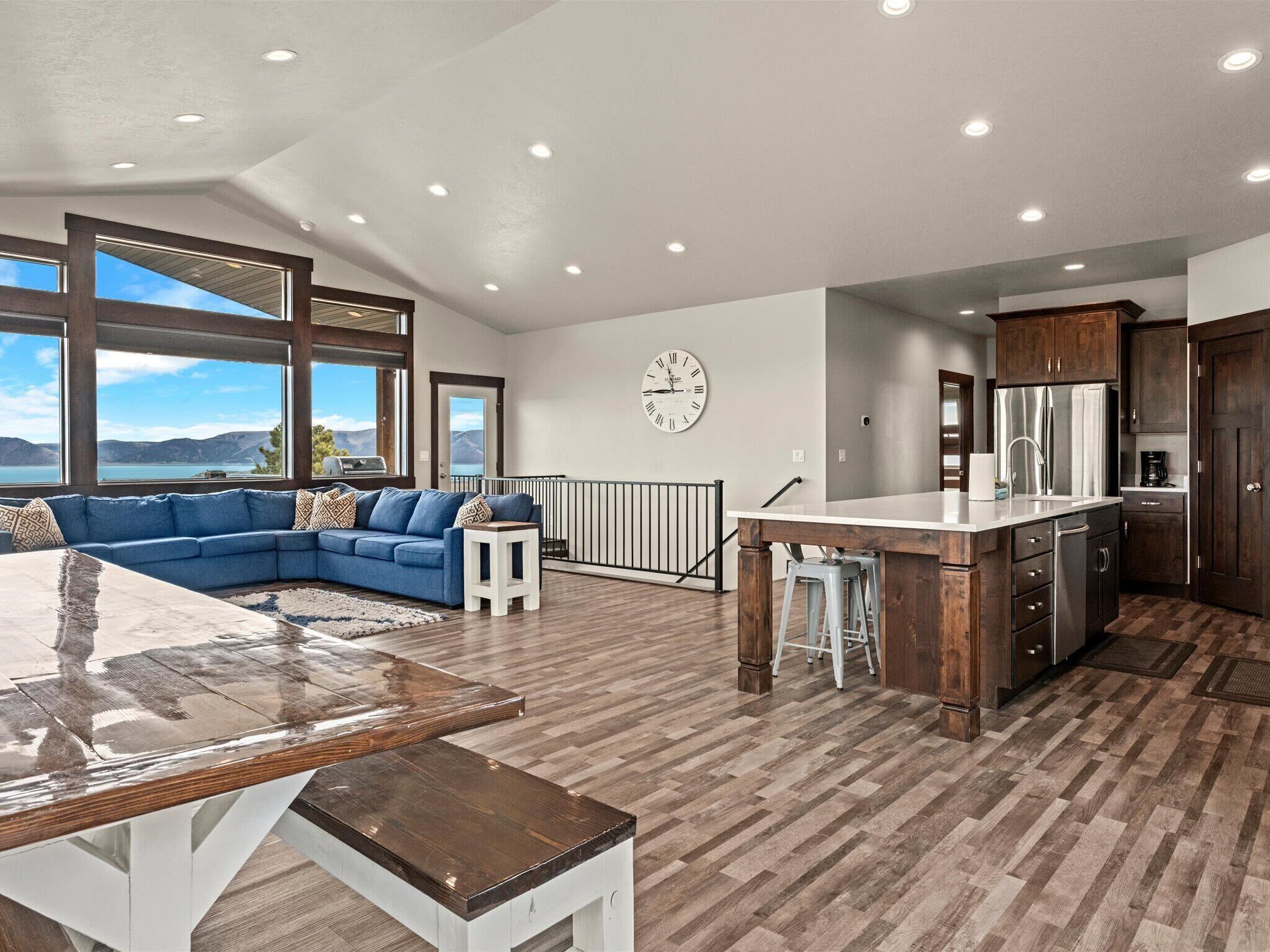 Smart TV, chimenea, videojuegos y reproductor de DVD 