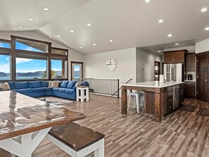 Téléviseur connecté, foyer, jeux vidéo, lecteur de DVD