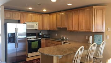 Refrigerador, microondas, horno y parrilla de estufa