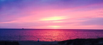 Large,  2-King /2Bath cottage  Pool Fireplace,  pool table, Beach fire pit, 