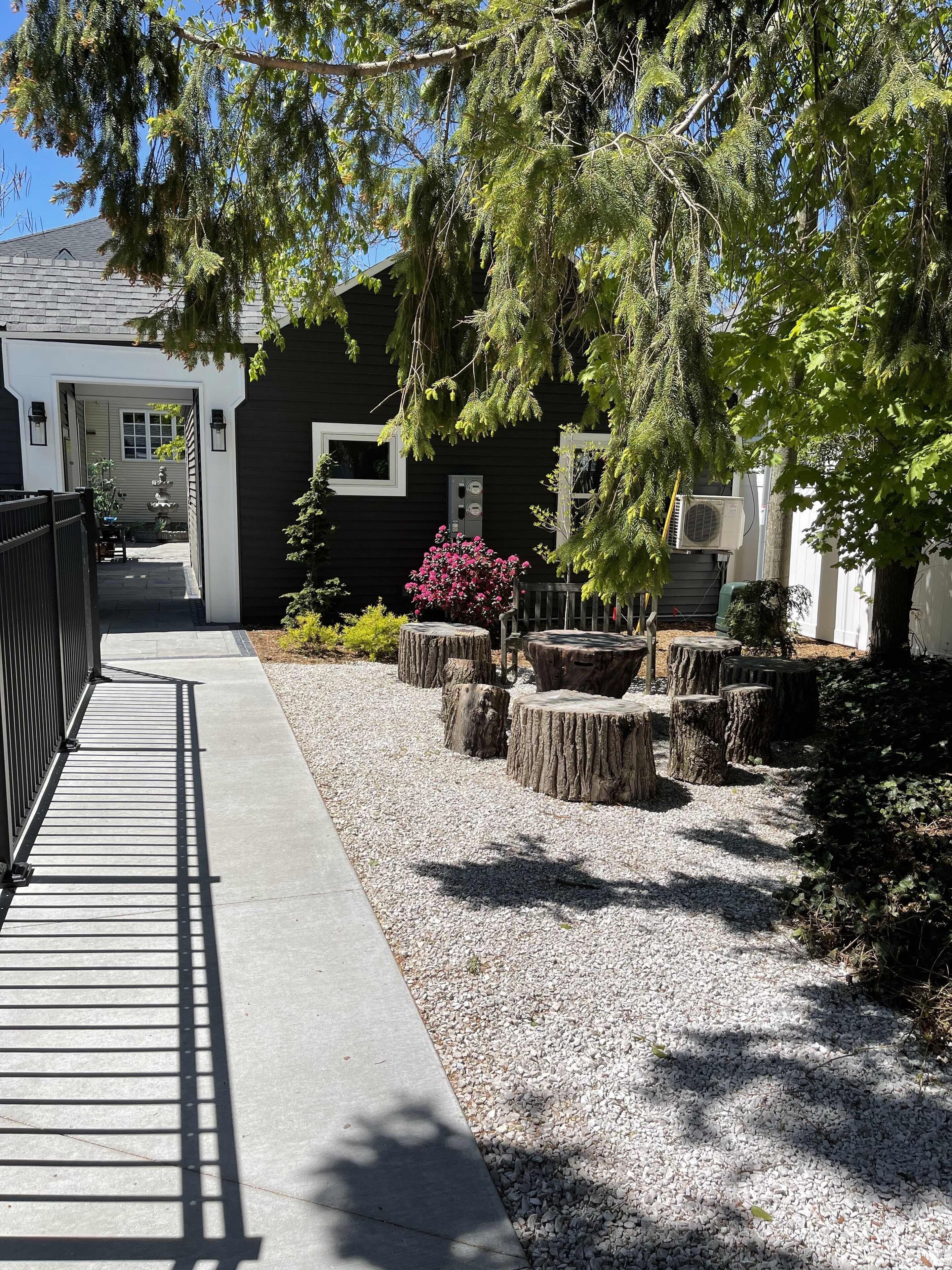 Large,  2-King /2Bath cottage Pool 80+degrees May 1 Beach, fire pit, pool house