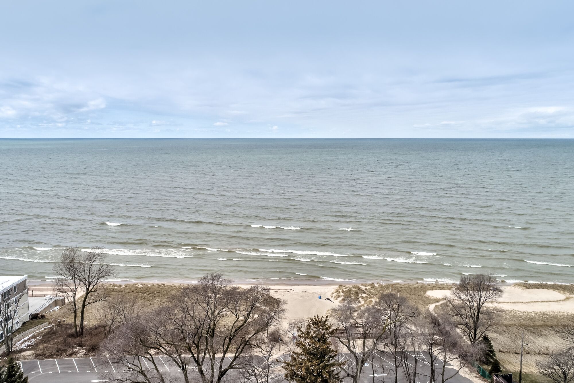 Plage, chaises longues, serviettes de plage