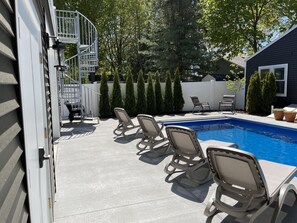 Utendørsbasseng og et oppvarmet basseng