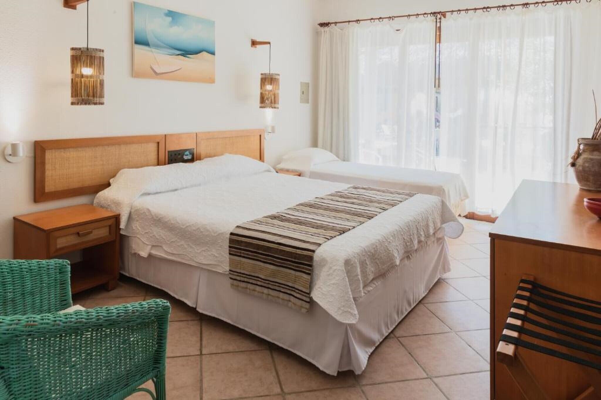 Standard-Dreibettzimmer | Minibar, Zimmersafe, Schreibtisch, laptopgeeigneter Arbeitsplatz