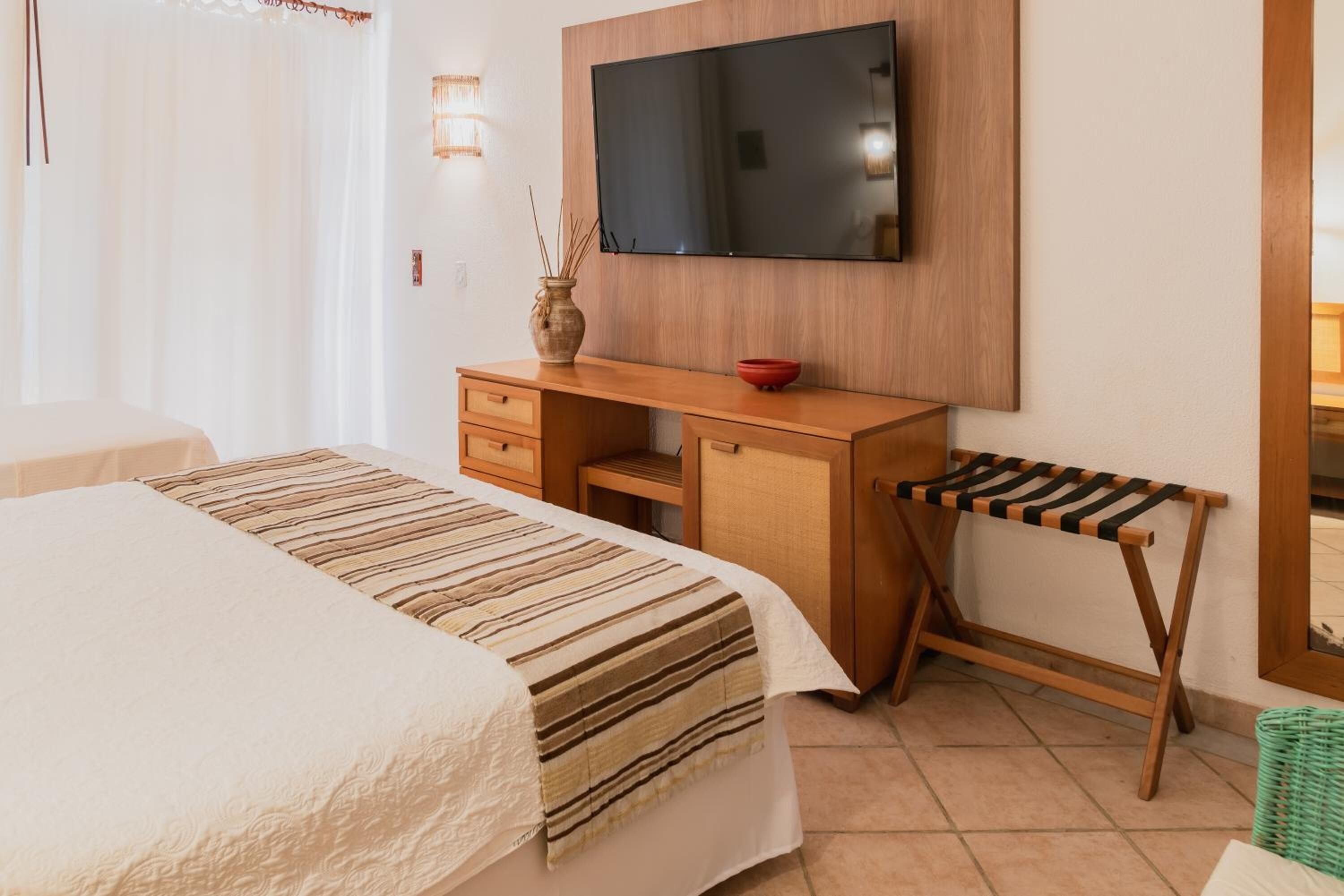 standard triple room | minibar, in-room safe, desk, laptop workspace