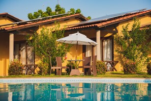 Außenpool, geöffnet von 08:00 Uhr bis 20:00 Uhr, Sonnenschirme