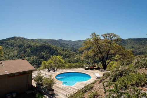 Mountaintop open home living-pool, hot tub & views!