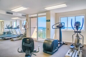 Academia com esteiras, elíptico e bicicleta ergométrica.