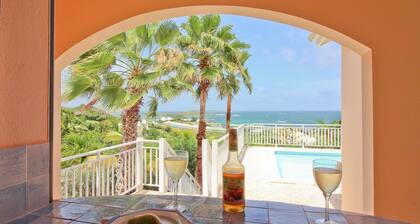 Luxueux Caraïbes charme contemporain avec à couper le souffle panoramique sur l'océan