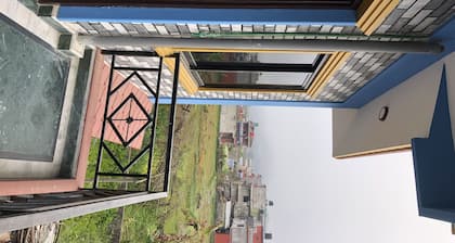 Ein perfekter Ort zum Verweilen, von wo aus Sie eine große Auswahl an Bergen und Seen sehen können.