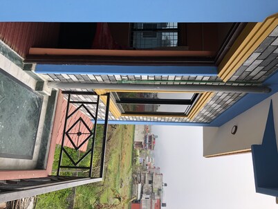 Un lugar perfecto para alojarse, desde donde se puede ver una amplia gama de montañas y lagos.