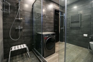 Apartment, 2 Schlafzimmer | Badezimmer | Dusche, kostenlose Toilettenartikel, Haartrockner, Hausschuhe