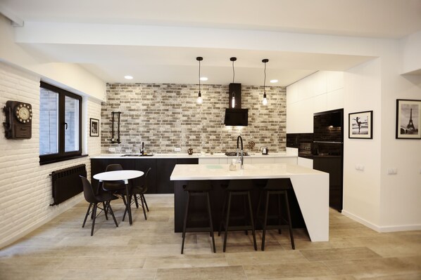 Appartement, 2 chambres | Cuisine privée | Réfrigérateur, micro-ondes, four, plaque de cuisson