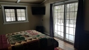 8 bedrooms, bed sheets - Cabin on private lake with beach area and dock (Chadwick)