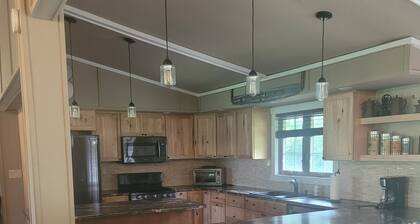 Mökki yksityisellä järvellä rannalla