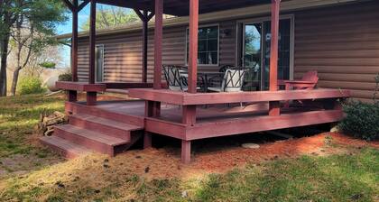 Mökki yksityisellä järvellä rannalla