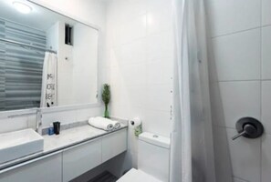 Appartement Affaires, 1 très grand lit | Douche de la salle de bain