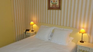 Double Room | Premium bedding, desk, laptop workspace, blackout drapes - Hôtel les Forges (Cosne-Cours-sur-Loire)