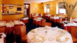 2 restaurants; breakfast, lunch, and dinner served - Hôtel les Forges (Cosne-Cours-sur-Loire)