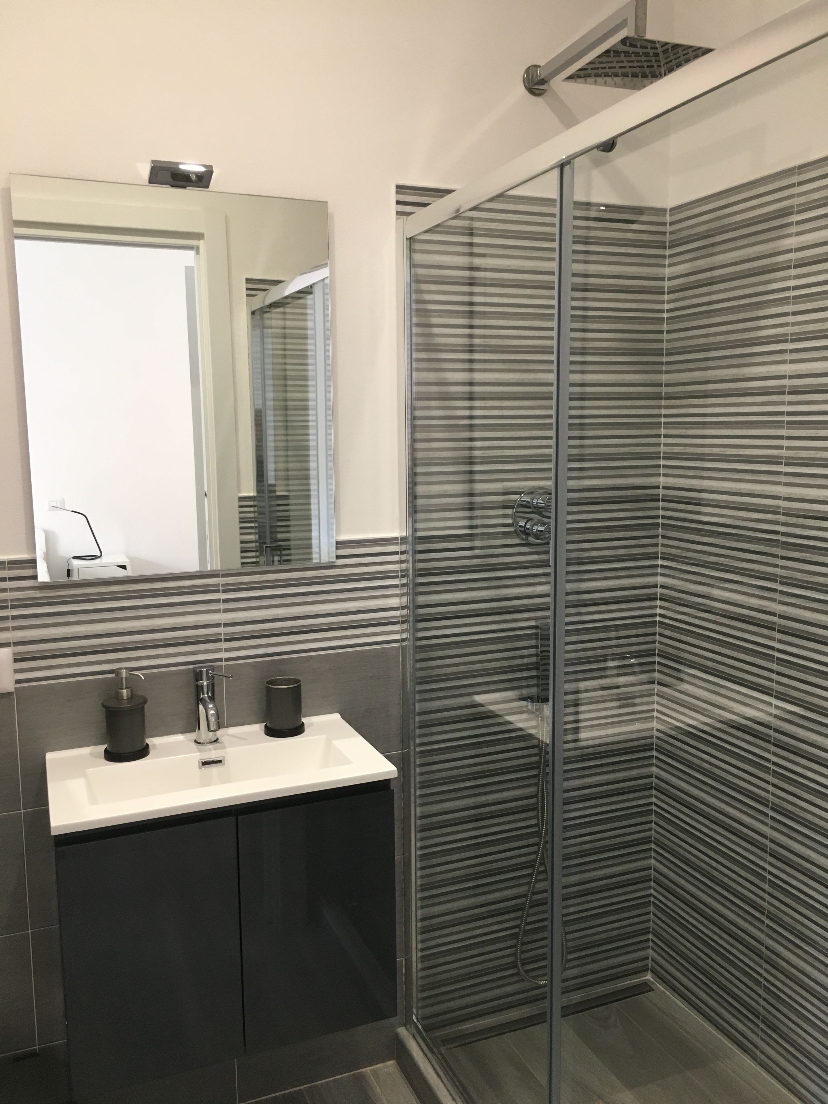 Camera con letto matrimoniale o 2 letti singoli | Bagno | Doccia, soffione a pioggia, set di cortesia gratuito, asciugacapelli