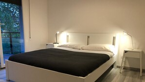 デラックス ダブルルーム クイーンベッド 1 台 パークビュー | デスク、ベビーベッド、WiFi (無料)