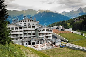 Front of property - Ecrin Blanc Resort Courchevel (Courchevel)