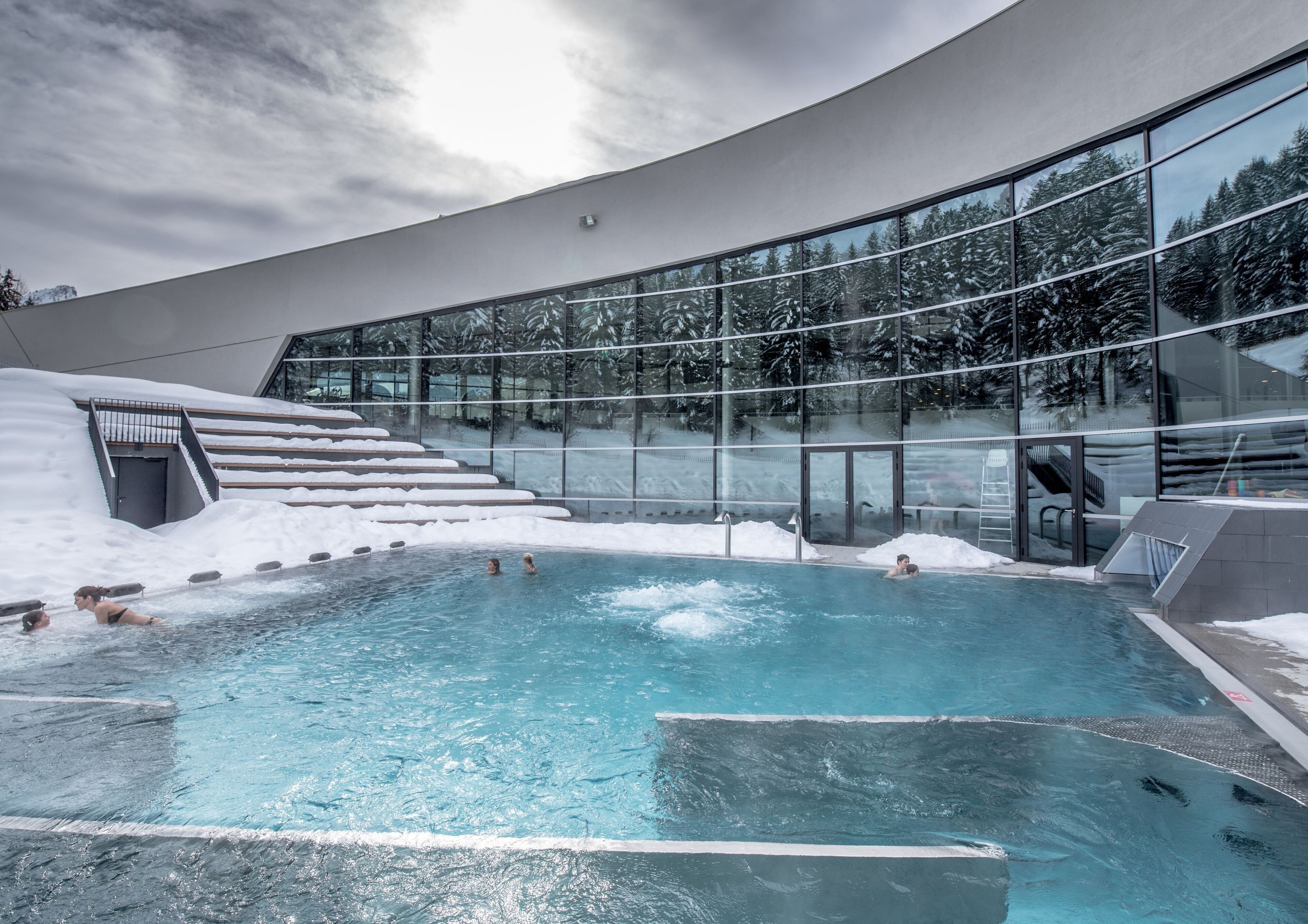 8 piscinas techadas, una piscina al aire libre, sombrillas