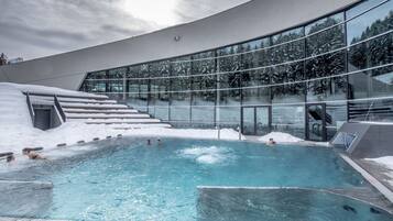 8 piscines couvertes, piscine extérieure, parasols de plage