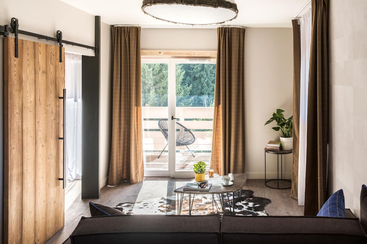 deluxe suite | premium bedding, minibar, in-room safe, individually decorated