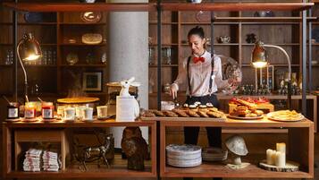 2 restaurants, serveren ontbijt, lunch, diner, lokale gerechten