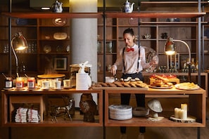 2 間餐廳；供應早餐、午餐、晚餐；本地菜