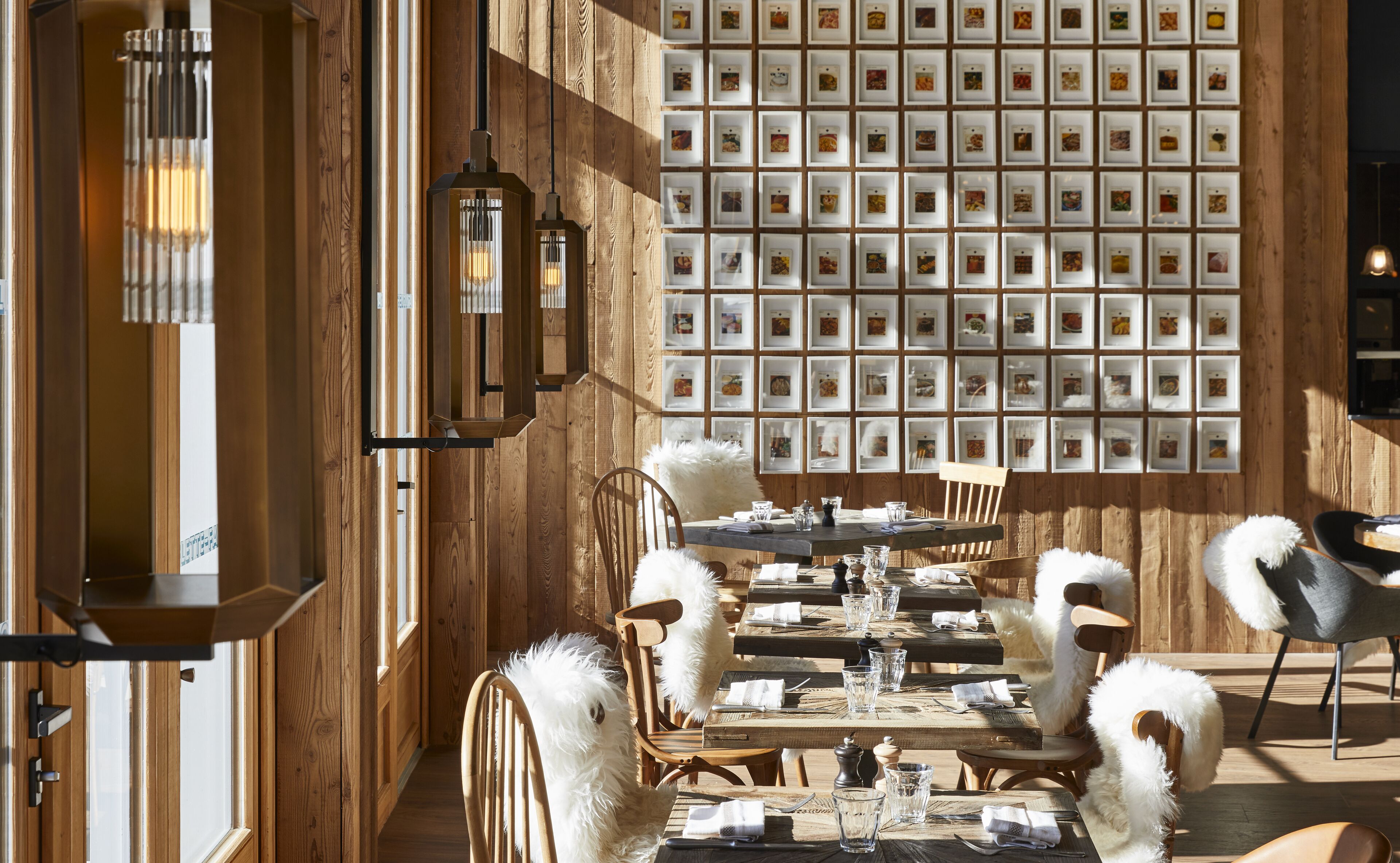2 restaurants servant le petit déjeuner, le déjeuner et le dîner