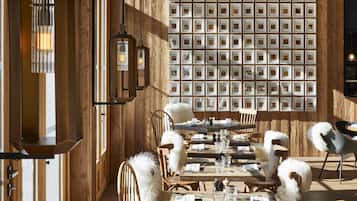 2 restaurants servant le petit déjeuner, le déjeuner et le dîner