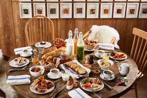 Free daily buffet breakfast - Ecrin Blanc Resort Courchevel (Courchevel)