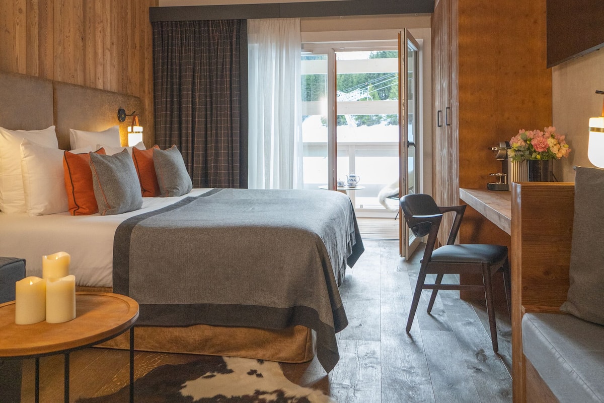 Room | Premium bedding, minibar, in-room safe, individually decorated