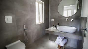 ห้องคลาสสิกสตูดิโอสวีท, ระเบียง (Diorite) | ห้องน้ำ | ฝักบัว, เรนชาวเวอร์, ของใช้ในห้องน้ำฟรี, ไดร์เป่าผม