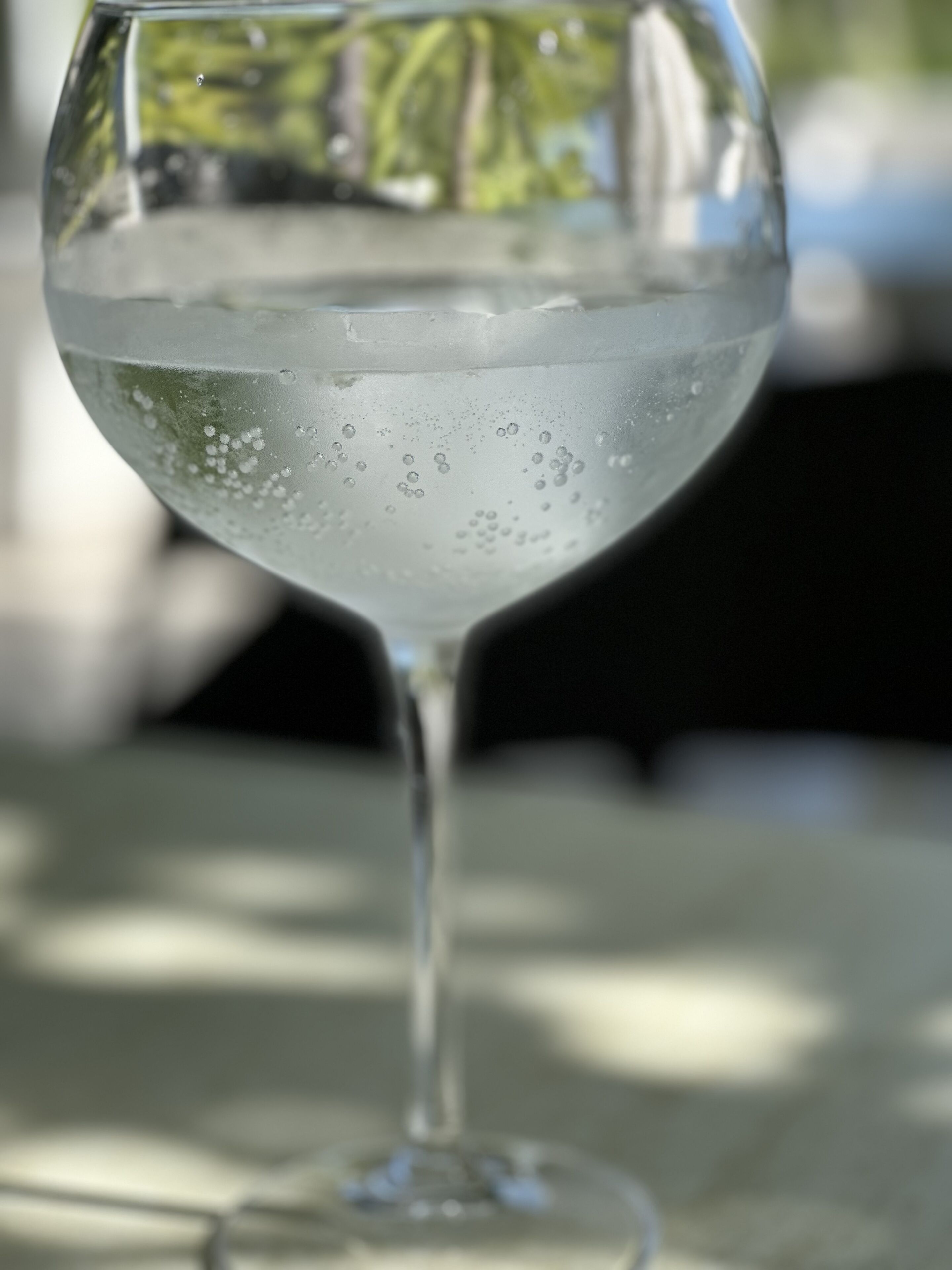 Een helder glas water met condens, wat wijst op een koele temperatuur.