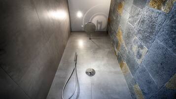 Design Double Room (Riolite) | Bathroom | Shower, rainfall showerhead, free toiletries, hair dryer