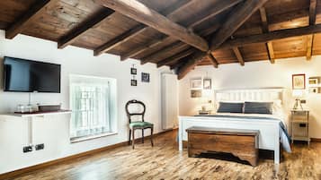 Habitación triple superior, 1 cama matrimonial y sofá cama, vista a la colina | Decoración personalizada, muebles diferentes y wifi gratis