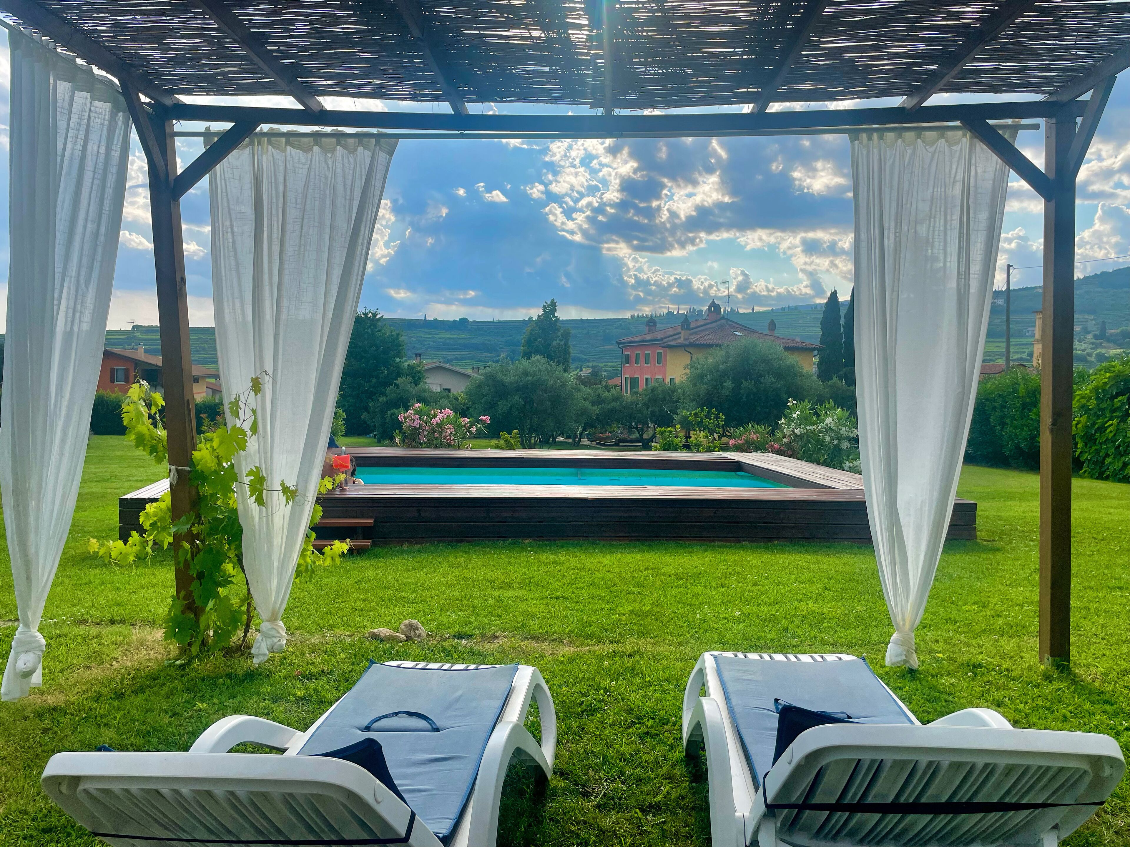 Una piscina al aire libre de temporada