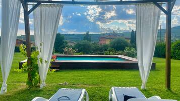 Una piscina al aire libre de temporada