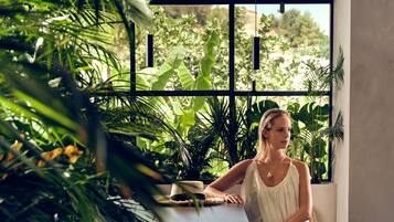 2 restaurants, dinner served