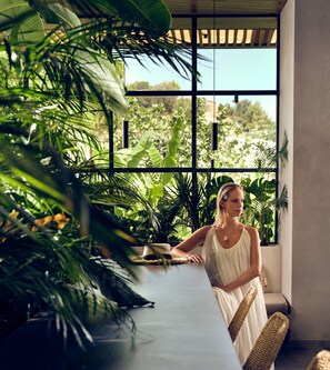 2 restaurantes, se sirve cena